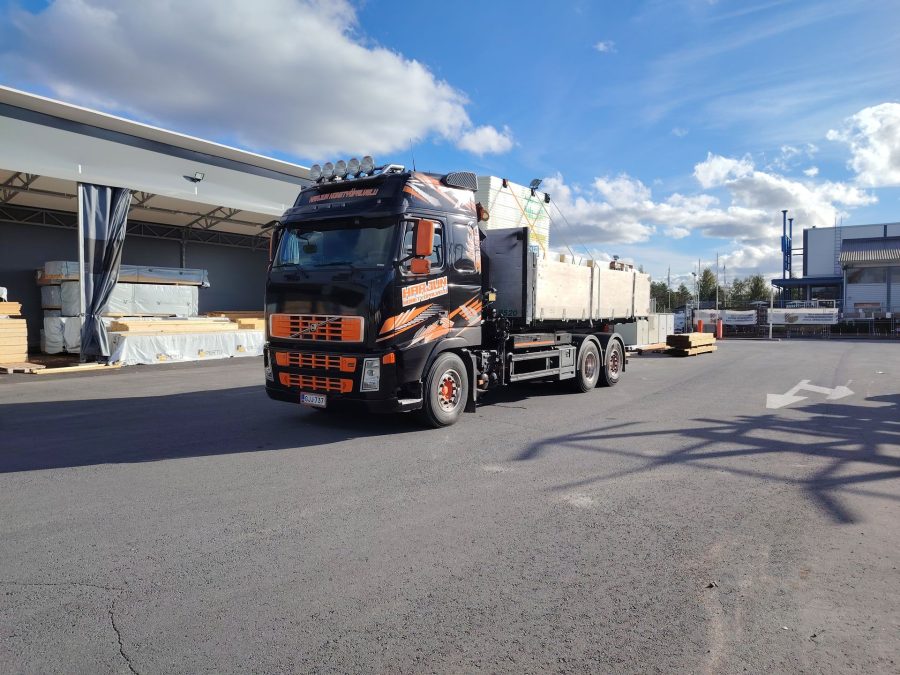 Nosturilla varustettu vaihtolava-auto