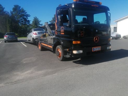 Musta hinausauto Kauhajoki